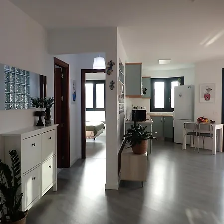 Luceros De - Aircon & Balcony أَغايتي
